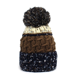 Bonnet en tricot pour femme avec patchwork tricolore, pompon et maille torsadée