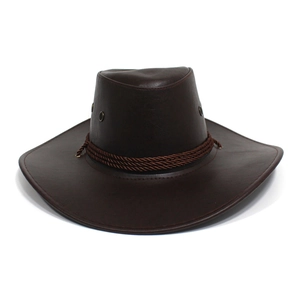 Detalle de sombrero vaquero de cuero sintético marrón con banda trenzada y ojales metálicos