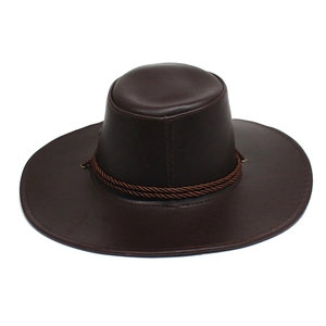 Vista detallada del sombrero fedora marrón oscuro con textura de cuero y banda trenzada