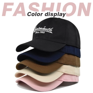 Pila di cinque cappellini da baseball in cotone colorati con scritte bianche ricamate