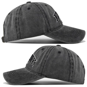 Detail van New York borduursel op de vintage gewassen katoenen baseballpet