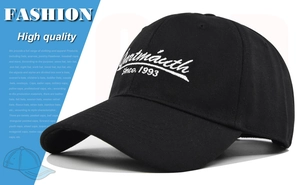 Dettaglio del ricamo bianco su un classico cappellino da baseball nero a sei pannelli