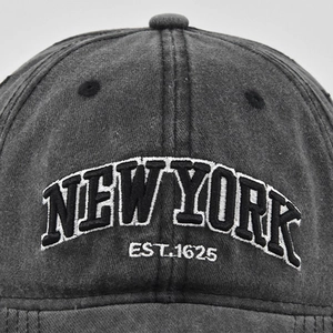 Detailopname van vintage grijze pet met 3D New York borduursel en verfijnde stikseldetails