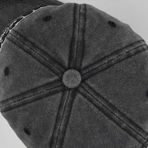 Detail van de vintage gewassen grijze honkbalpet met stiksels en ventilatiegaatjes