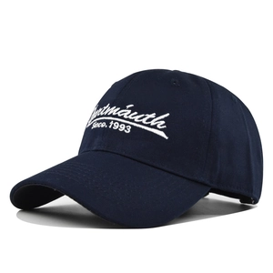 Dettaglio del ricamo bianco Dartmouth e della trama su cappellino in cotone blu