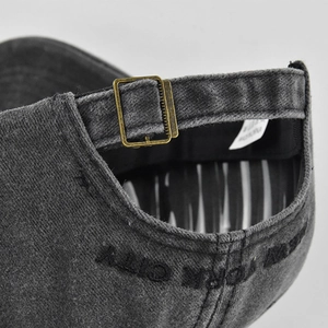 Detail van de metalen gesp en York City borduursel op een gewassen baseballpet