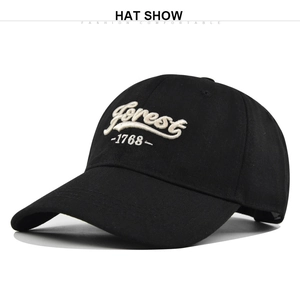 Primer plano del bordado Forest con puntada de toalla 3D en gorra de algodón negro