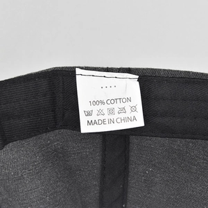 Detail van het 100% katoenen waslabel in een vintage geborduurde honkbalpet voor dames