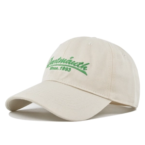 Dettaglio del ricamo verde Dartmouth 1993 sul cappellino di cotone beige
