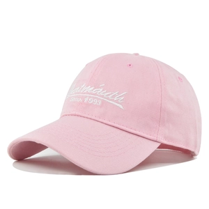 Dettaglio del cappellino da baseball in cotone rosa con ricamo Dartmouth Since 1993