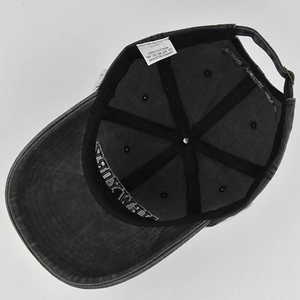 Binnenzicht van de 100% katoenen baseballpet met waslabel en kwalitatieve stiksels