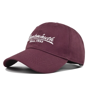 Dettaglio del cappellino bordeaux con ricamo Dartmouth bianco e trama in twill di cotone