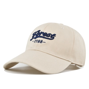 Detalle del bordado Forest 1768 3D en una gorra de béisbol de algodón color crema