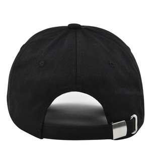 Detalle de la hebilla metálica plateada ajustable en la parte posterior de la gorra negra