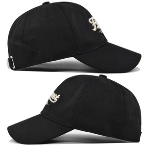 Primer plano del bordado en 3D blanco detallado en una gorra de béisbol de algodón