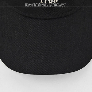 Detalle del borde de la gorra negra con bordado 1708 blanco y costuras de alta calidad