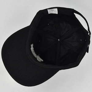Detalle de la estructura interna de la gorra de algodón negro con correa ajustable y etiqueta
