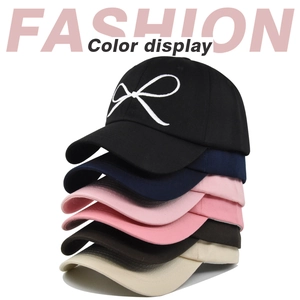 Plusieurs couleurs de casquettes de baseball en coton avec broderie noeud sur fond blanc