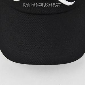 Détail macro d'une casquette noire avec broderie 3D blanche et sergé de coton premium