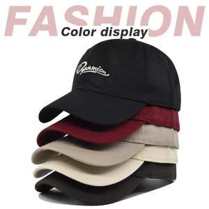 Pile de casquettes de baseball en coton en cinq couleurs avec broderie Dynamism