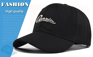 Détail de la broderie blanche Dynamism sur une casquette de baseball en coton noir