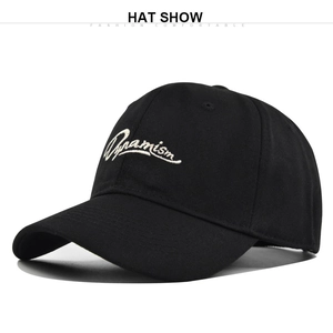 Détail de la broderie Dynamism blanche sur une casquette de baseball noire en coton
