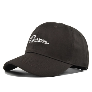 Vue détaillée de la broderie Dynamism blanche sur une casquette de baseball noire