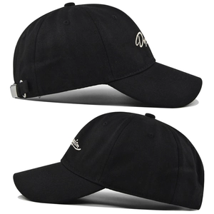 Détail de casquette en coton avec broderie optimism et boucle métallique de réglage