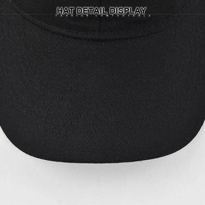 Détail de la couture à six rangées sur la visière d'une casquette de baseball noire