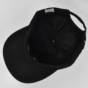 Structure interne d'une casquette en coton noir avec coutures nettes et étiquette de lavage