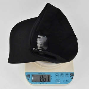 Détail montrant le poids léger de 86,7 g de cette casquette de baseball en coton noir