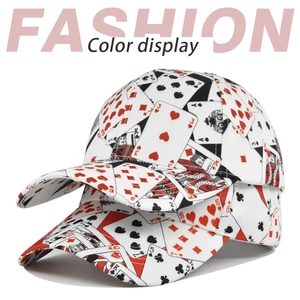 Vista detallada de dos gorras de béisbol con estampado de cartas, corazones y picas