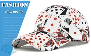 Detalle del estampado de cartas de póker vintage en una gorra de béisbol de lona blanca