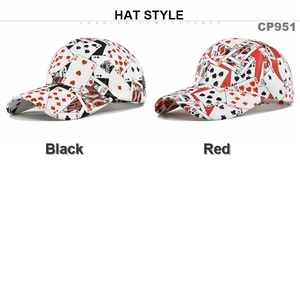 Detalle de gorras de béisbol con estampado de cartas de póker en rojo y negro