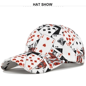 Detalle de gorra blanca con estampados de cartas de póker vintage y visera curvada
