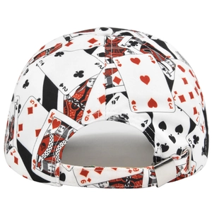 Vista trasera de gorra de béisbol blanca con estampado de póker y hebilla ajustable