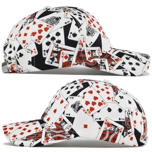 Vista doble de gorra de béisbol con estampado de naipes y hebilla metálica ajustable