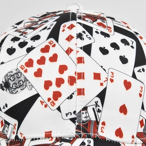 Primer plano del estampado vintage de cartas de póker en la tela de la gorra