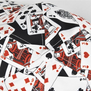 Primer plano de gorra de béisbol con estampado de cartas de póker y botón forrado