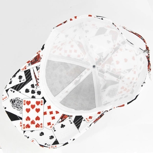 Vista interior detallada de una gorra de béisbol blanca con estampado de cartas de póker