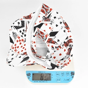 Primer plano de un gorro tipo pescador con estampado de póker pesando 83,0 gramos