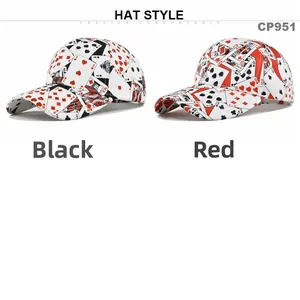 Vista dettagliata dei cappellini da baseball con stampe di carte da poker rosse e nere