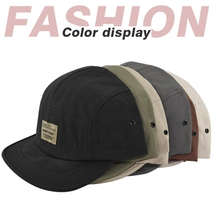 Dettaglio dei cappellini hip-hop a 5 pannelli in vari colori con occhielli in metallo