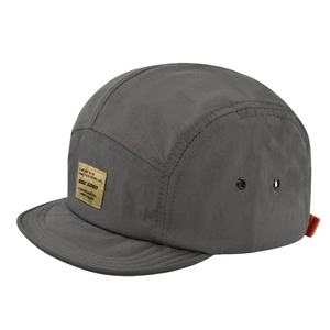 Dettaglio del cappello grigio a 5 pannelli con etichetta tessuta gialla e occhielli