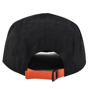 Cappellino hip-hop nero con visiera piatta e cinturino di regolazione arancione acceso