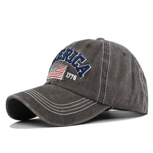 Dettaglio del cappello vintage con ricamo America e patch 1776 con finitura slavata