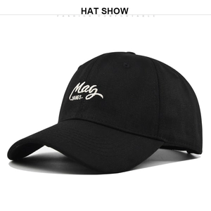 Gros plan détaillé de la broderie blanche sur une casquette de baseball en coton noir