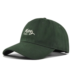 Détail de casquette de baseball vert foncé avec broderie blanche Mag Yanes devant