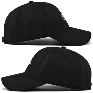 Détail de casquettes de baseball noires avec broderie latérale M et boucle en métal