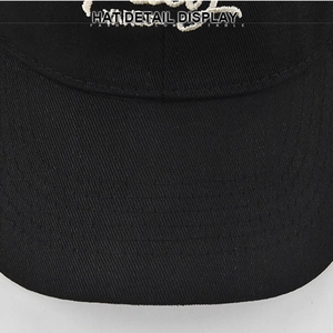 Détails de casquette en coton avec broderie beige et coutures lisses sur le bord